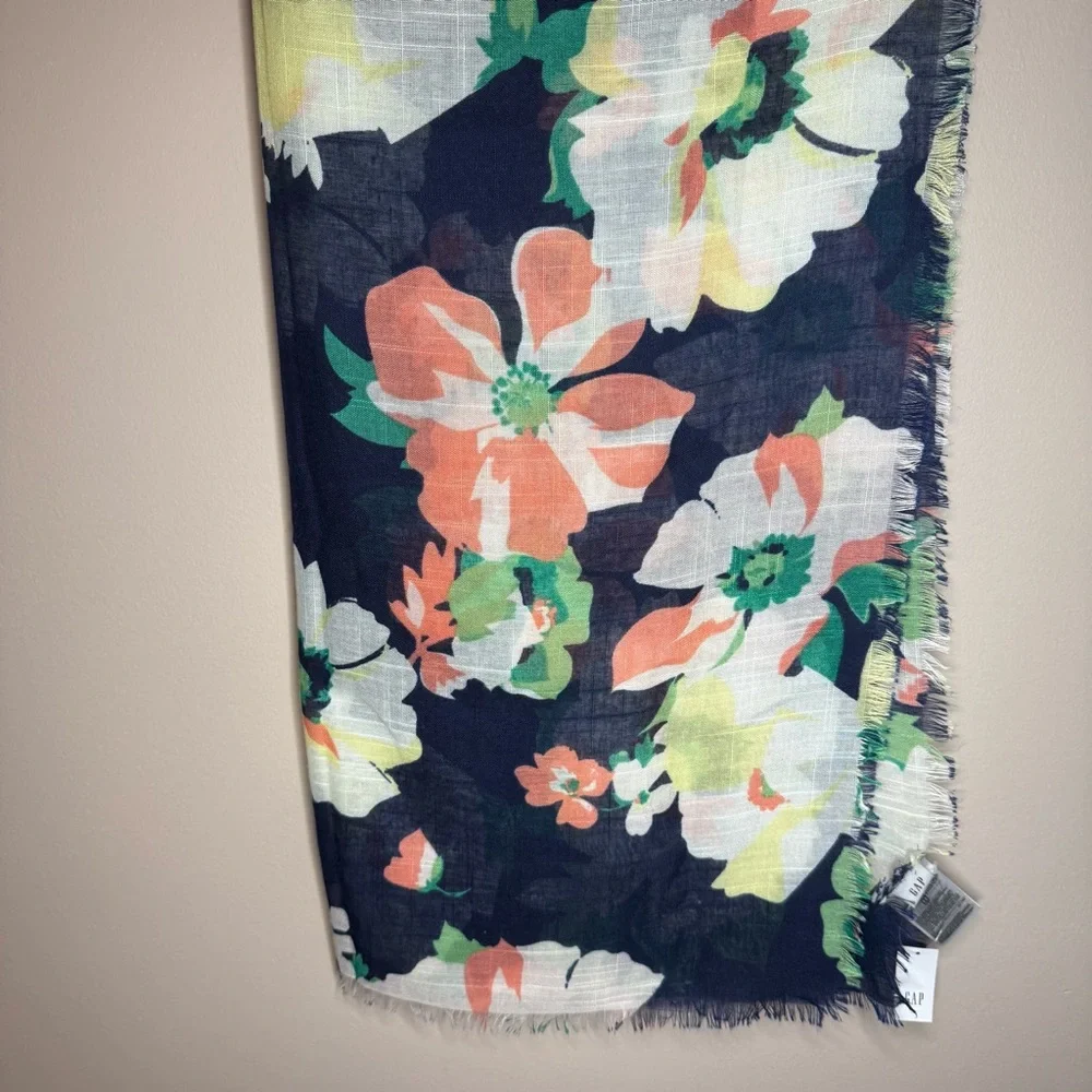GAP (NWT) Floral scarf